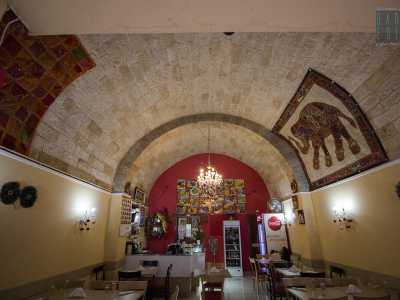 La proprietaria, Rajni, ci mostra il posto: una tipica abitazione barese di inizio Novecento con la volta a botte decorata con disegni che rimandano alla cultura e religione induista, come l�elefante dalla proboscide alzata rappresentazione di una divinit�
